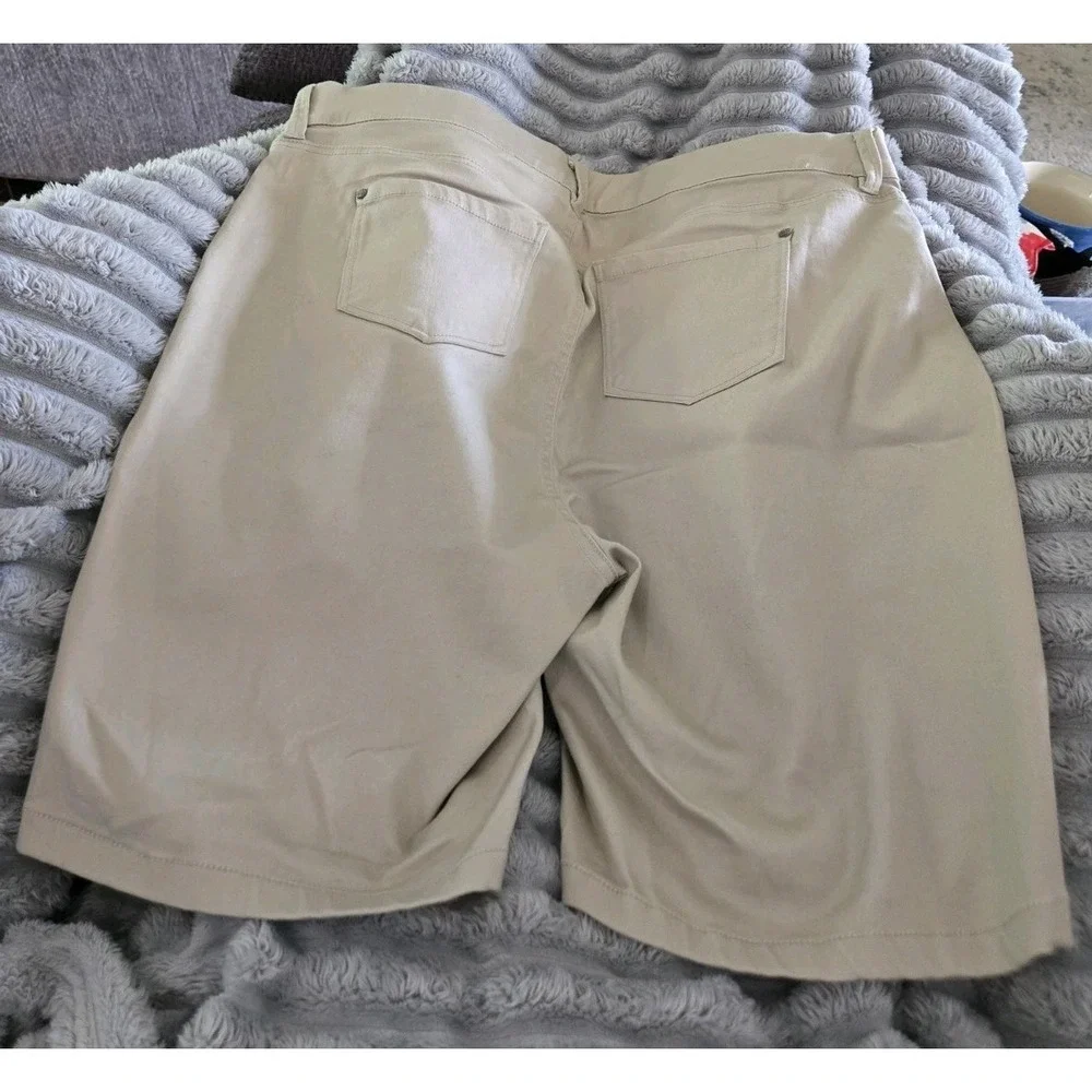 Revery Shorts 2X Womens Plus Khaki‎ Walking Stretchy High Rise NWOT